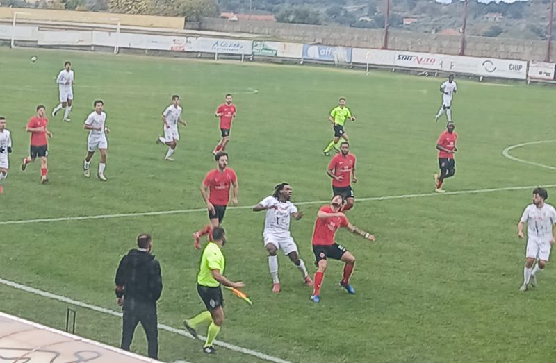 Benfica e Castelo Branco goleia Desportivo de Peniche em casa por cinco a zero

